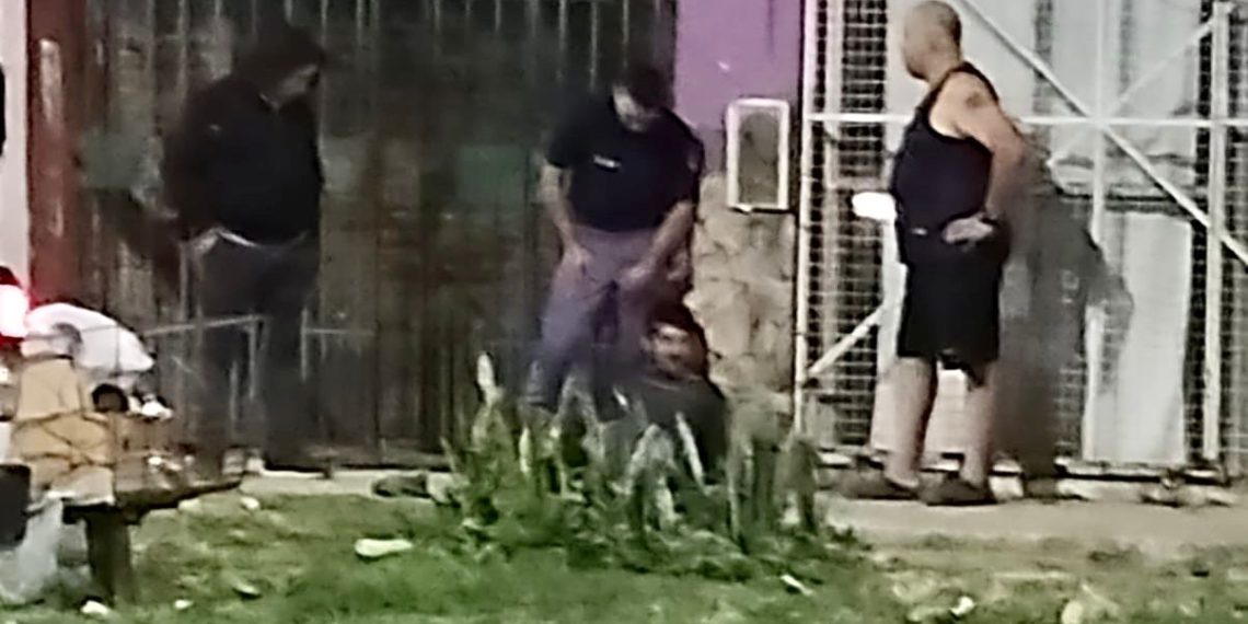Un ladrón intentaba robar, cayó de un techo al patio de un vecino: quedó herido y detenido