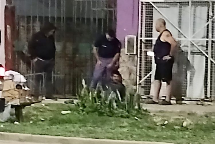 Un ladrón intentaba robar, cayó de un techo al patio de un vecino: quedó herido y detenido