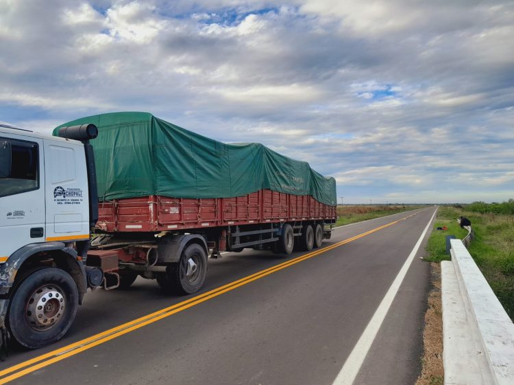 Juez provincial jubilado, hablando con manifestantes, levantó un corte de ruta