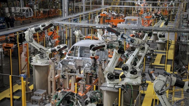 El Gobierno castigó con un nuevo impuesto a los vehículos importados (excepto a los más lujosos)