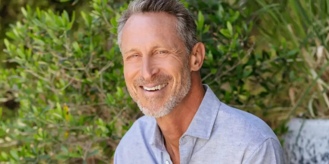 Un médico tiene 63 años pero parece de 40 y contó los cuatro secretos para lograrlo