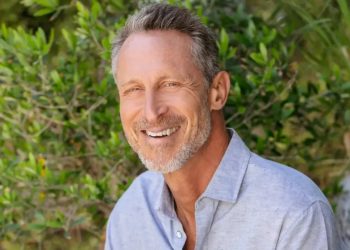 Un médico tiene 63 años pero parece de 40 y contó los cuatro secretos para lograrlo