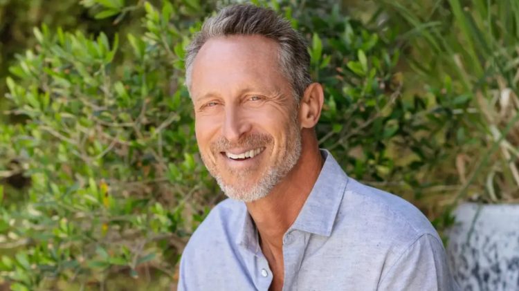 Un médico tiene 63 años pero parece de 40 y contó los cuatro secretos para lograrlo