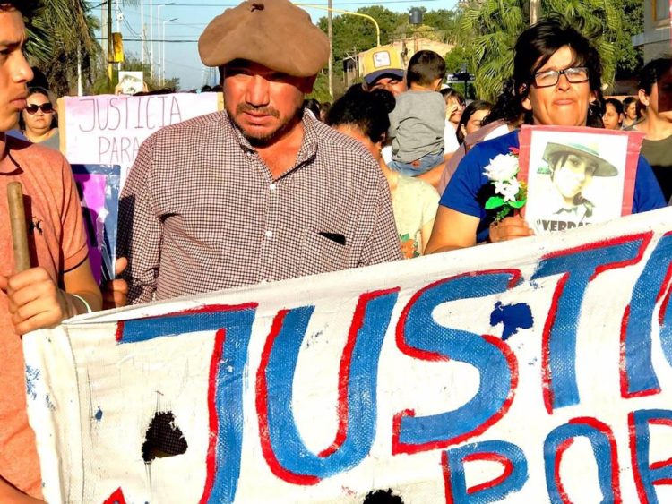 Siguen buscando al auto que arrastró un kilómetro a Lucía Fernández y la mató