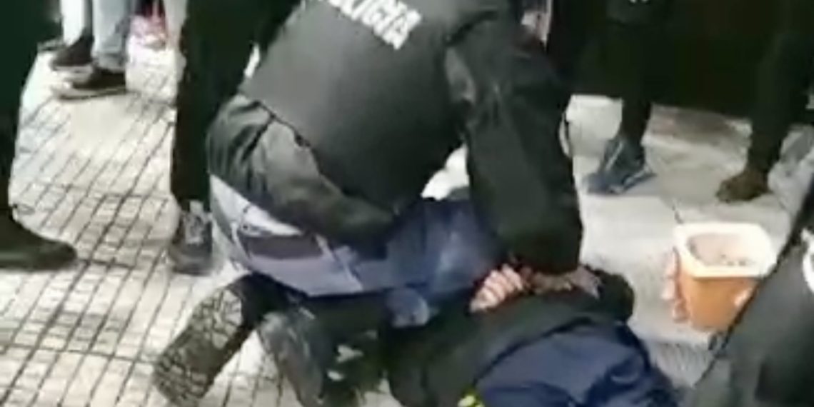 Evitaron el robo de una moto y entregaron al ladrón a la Policía (video)