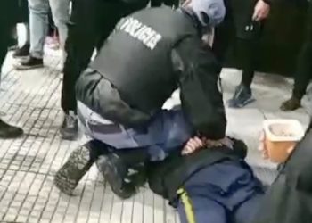 Evitaron el robo de una moto y entregaron al ladrón a la Policía (video)