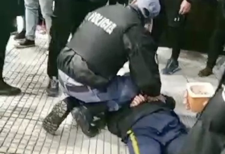 Evitaron el robo de una moto y entregaron al ladrón a la Policía (video)