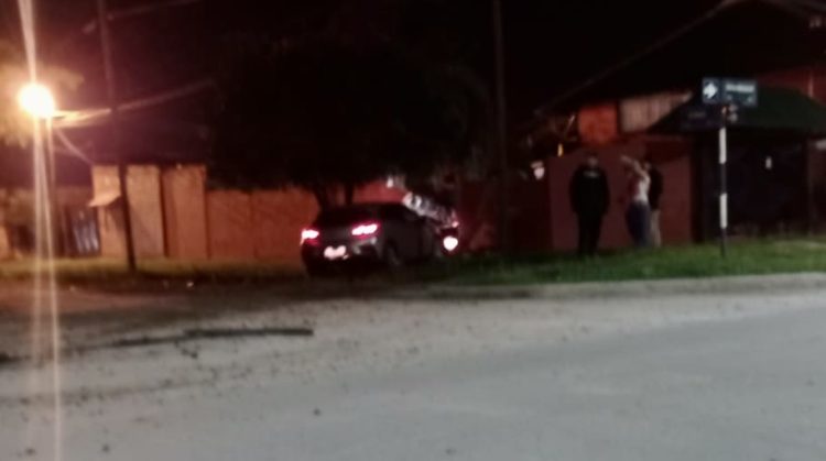 Despistó y terminó contra un tapial (video)