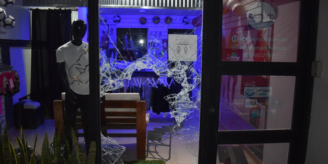 Buscan intensamente a ladrones que desvalijaron un comercio deportivo en pleno centro
