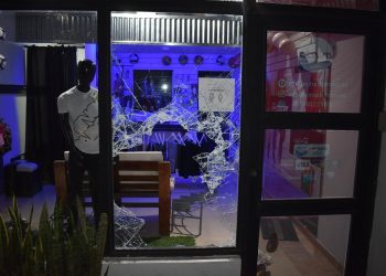 Buscan intensamente a ladrones que desvalijaron un comercio deportivo en pleno centro