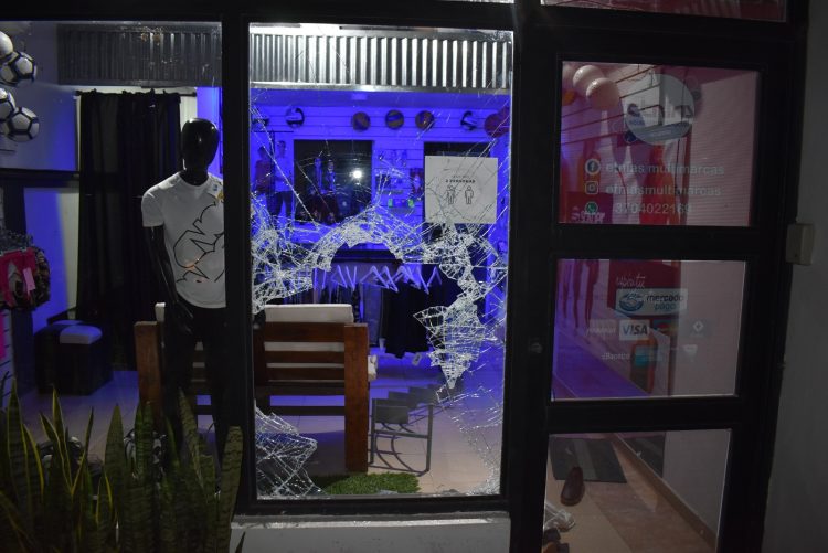 Buscan intensamente a ladrones que desvalijaron un comercio deportivo en pleno centro