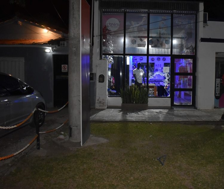 Buscan intensamente a ladrones que desvalijaron un comercio deportivo en pleno centro