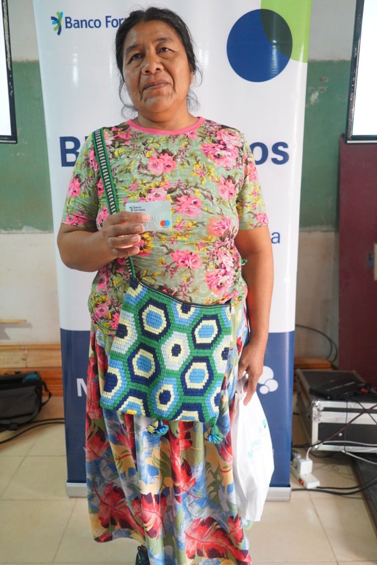 El Banco Formosa bancarizó a 100 mujeres artesanas de la comunidad wichí