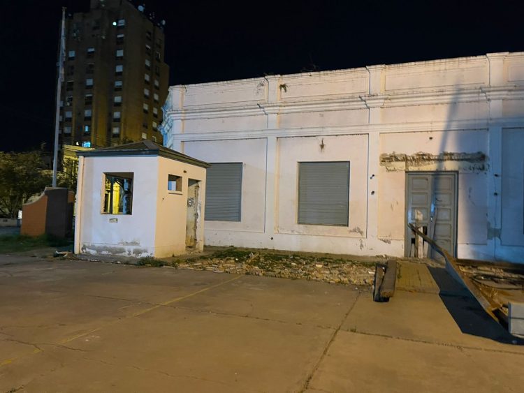 Juezas y jueces enojados: quedaron sin estacionamiento gratis