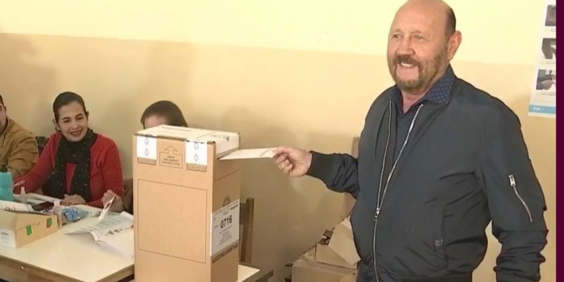 Gildo Insfrán votó: “Hermoso día para venir a cumplir con la democracia”