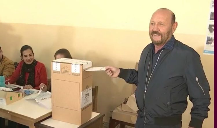 Gildo Insfrán votó: “Hermoso día para venir a cumplir con la democracia”