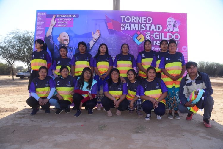 En el oeste, Comunidades originarias mantienen viva su tradición y juegan al fútbol en polleras