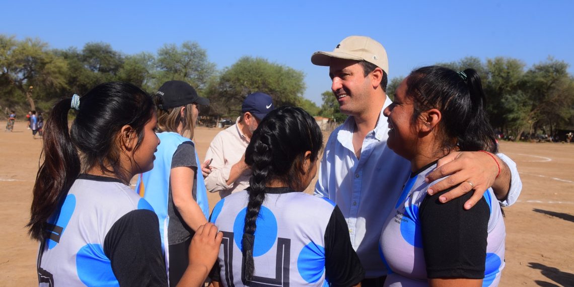 En el oeste, Comunidades originarias mantienen viva su tradición y juegan al fútbol en polleras