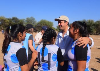 En el oeste, Comunidades originarias mantienen viva su tradición y juegan al fútbol en polleras