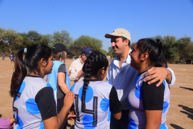 En el oeste, Comunidades originarias mantienen viva su tradición y juegan al fútbol en polleras