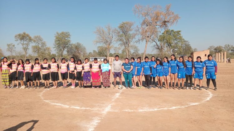 En el oeste, Comunidades originarias mantienen viva su tradición y juegan al fútbol en polleras