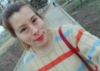 Iba en moto con su nuevo novio, los vió el ex y los apuñaló (video)