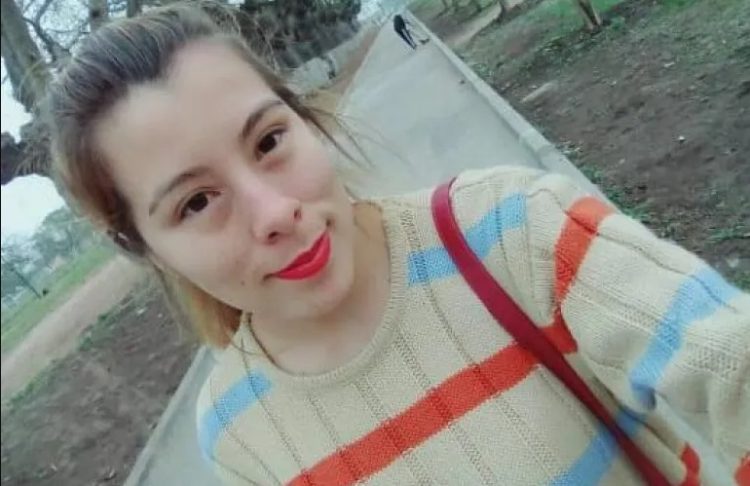 Iba en moto con su nuevo novio, los vió el ex y los apuñaló (video)