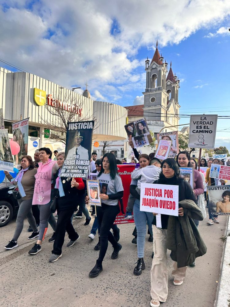 Hubo una nutrida marcha en reclamo de justicia por homicidios no esclarecidos
