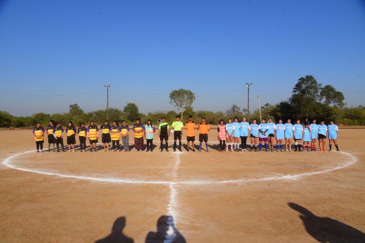 En el oeste, Comunidades originarias mantienen viva su tradición y juegan al fútbol en polleras
