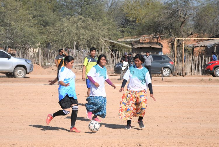En el oeste, Comunidades originarias mantienen viva su tradición y juegan al fútbol en polleras