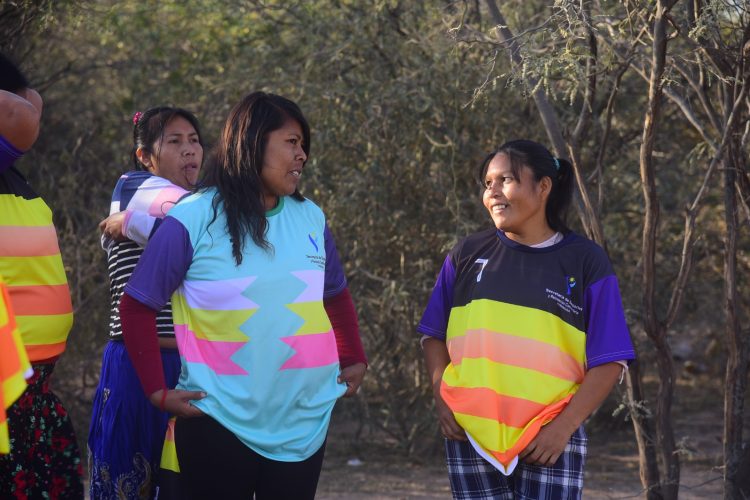 En el oeste, Comunidades originarias mantienen viva su tradición y juegan al fútbol en polleras