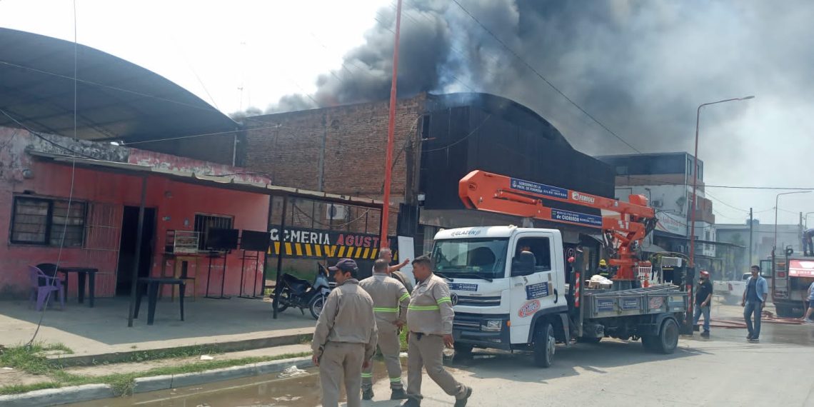 Intenso incendio en un local de eventos en Clorinda