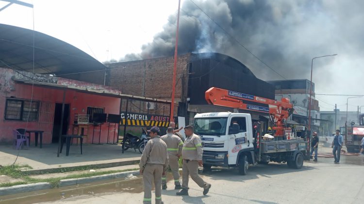 Intenso incendio en un local de eventos en Clorinda
