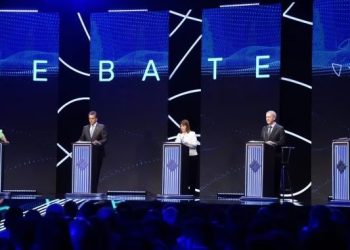 Debate presidencial: la discusión con micrófonos apagados, una platea silenciosa y la foto que no fue