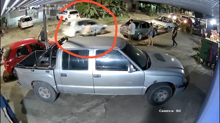 Descontrol en Simón Bolívar: arrastró con el auto a una persona