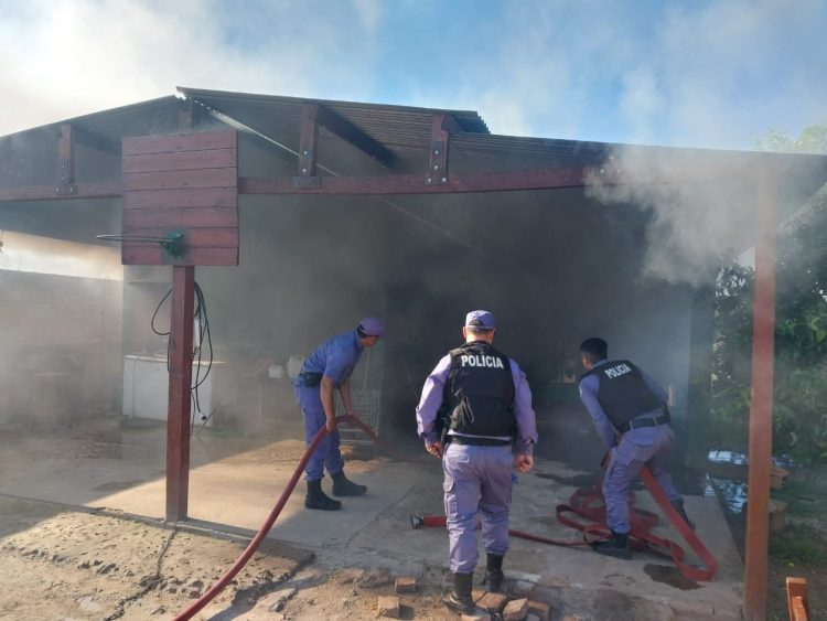 Laishí: Mientras una mujer lo denunciaba por amenazas, su pareja le incendió la casa