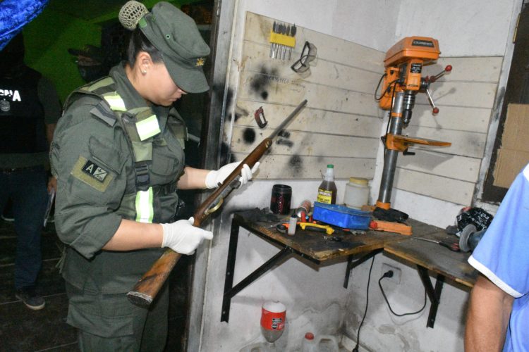 Allanan una vivienda en Clorinda y descubren un arsenal