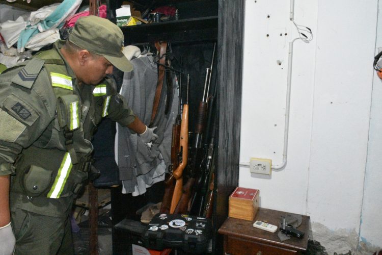 Allanan una vivienda en Clorinda y descubren un arsenal