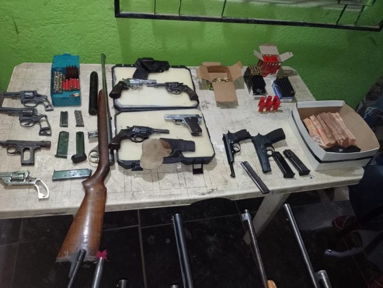 Allanan una vivienda en Clorinda y descubren un arsenal