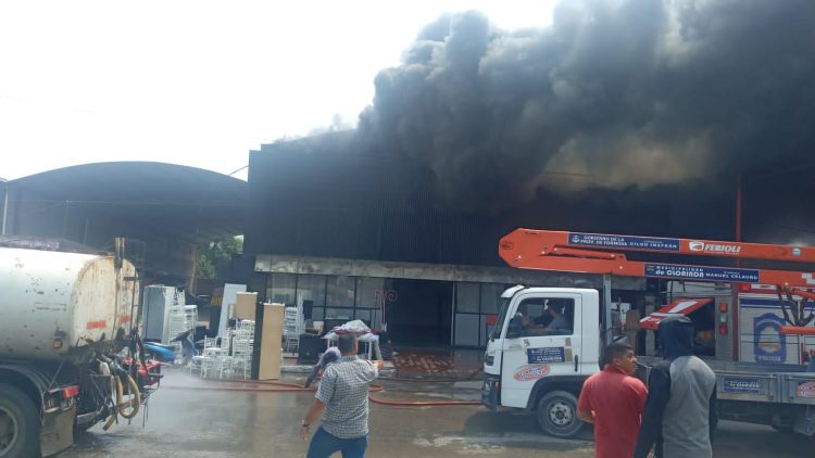 Intenso incendio en un local de eventos en Clorinda