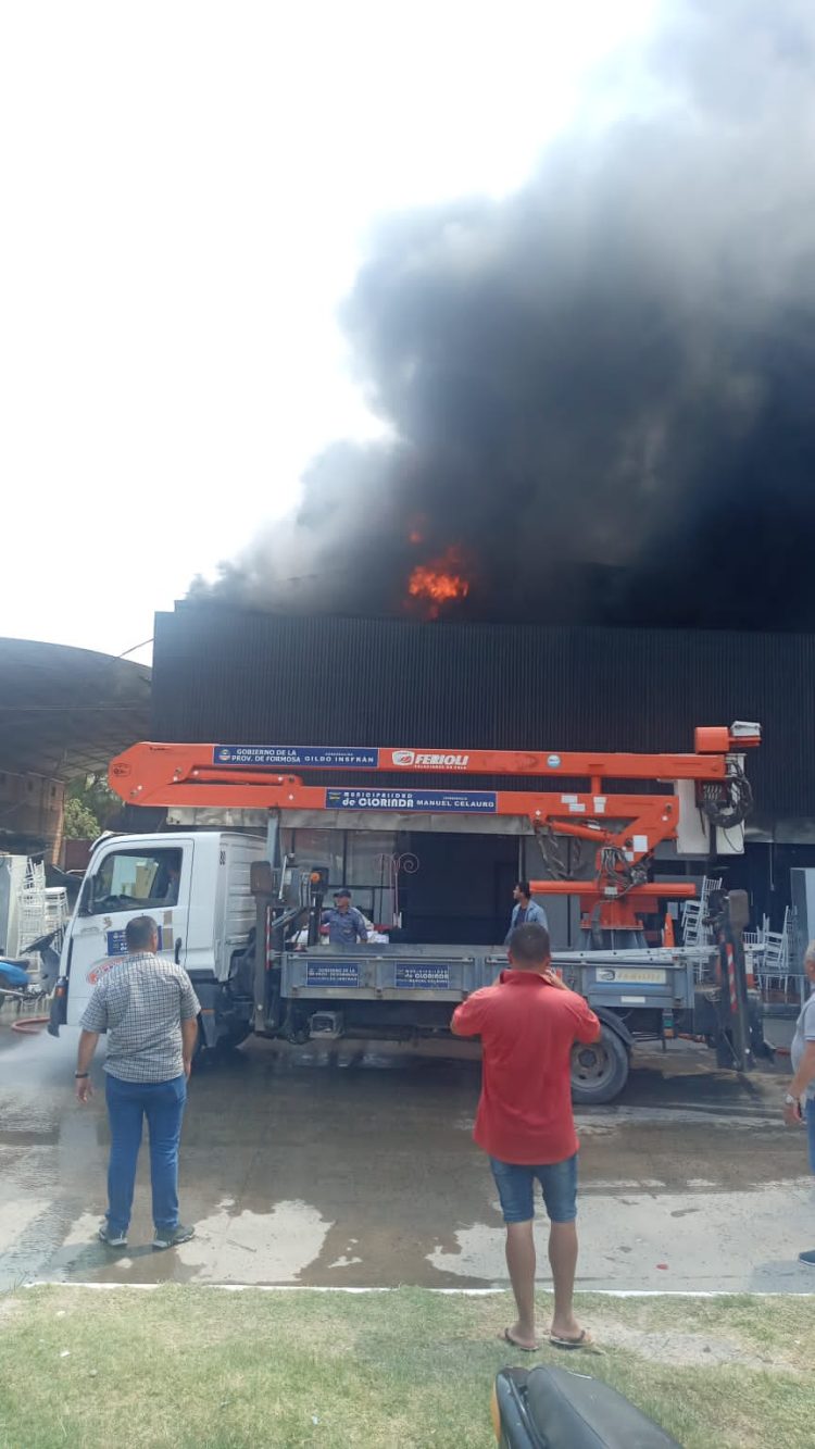 Intenso incendio en un local de eventos en Clorinda