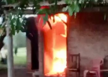 Se incendió su casa y murió calcinado (video)