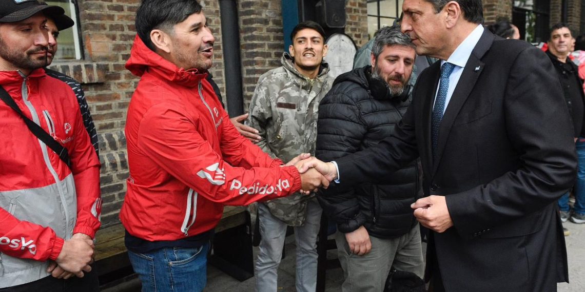 Massa lanzó un seguro gratuito para mensajeros y trabajadores de delivery de todo el país