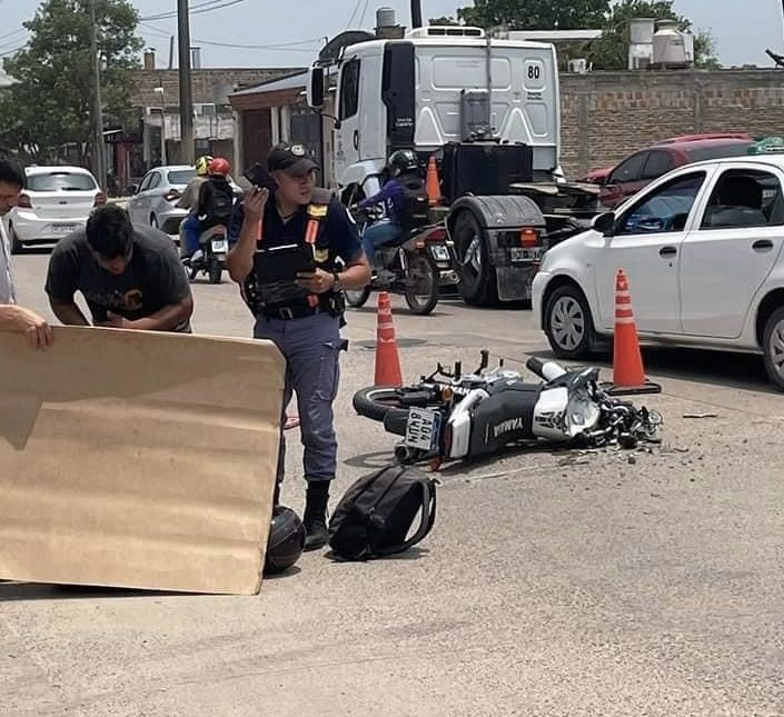 Murió motociclista que terminó bajo las ruedas de un camión en avenida Kirchner