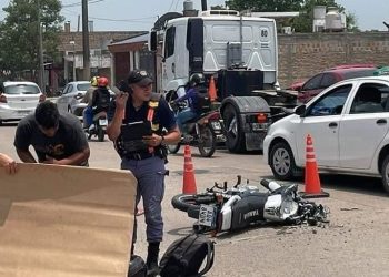 Murió motociclista que terminó bajo las ruedas de un camión en avenida Kirchner
