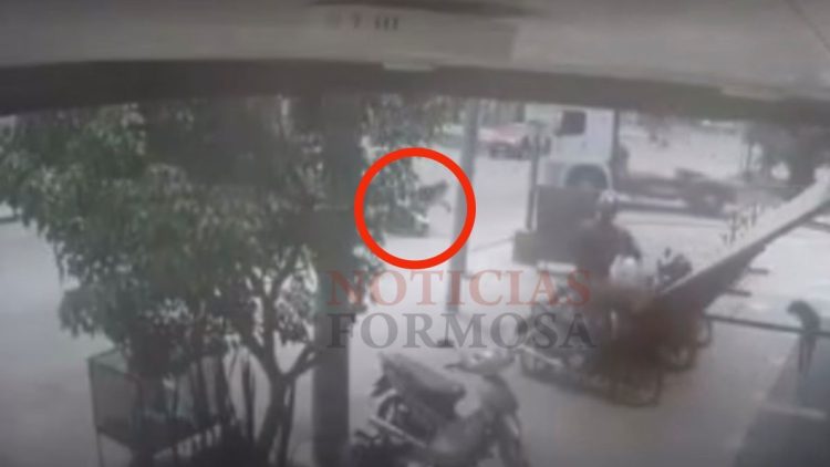 Murió motociclista que terminó bajo las ruedas de un camión en avenida Kirchner