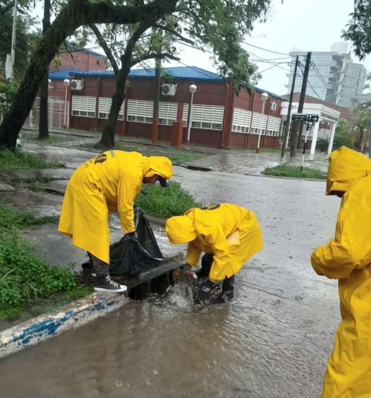 El municipio desplegó maquinaria y operarios ante anegamientos por fuertes lluvias
