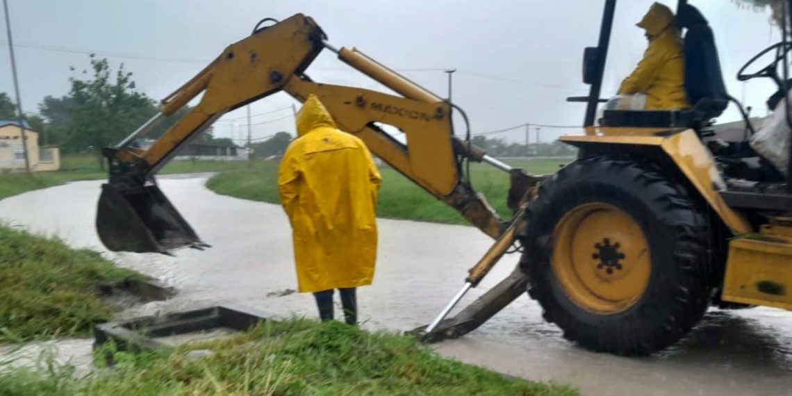 El municipio desplegó maquinaria y operarios ante anegamientos por fuertes lluvias