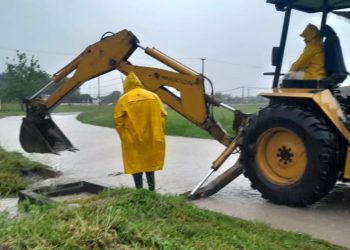 El municipio desplegó maquinaria y operarios ante anegamientos por fuertes lluvias