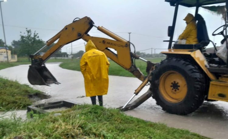 El municipio desplegó maquinaria y operarios ante anegamientos por fuertes lluvias